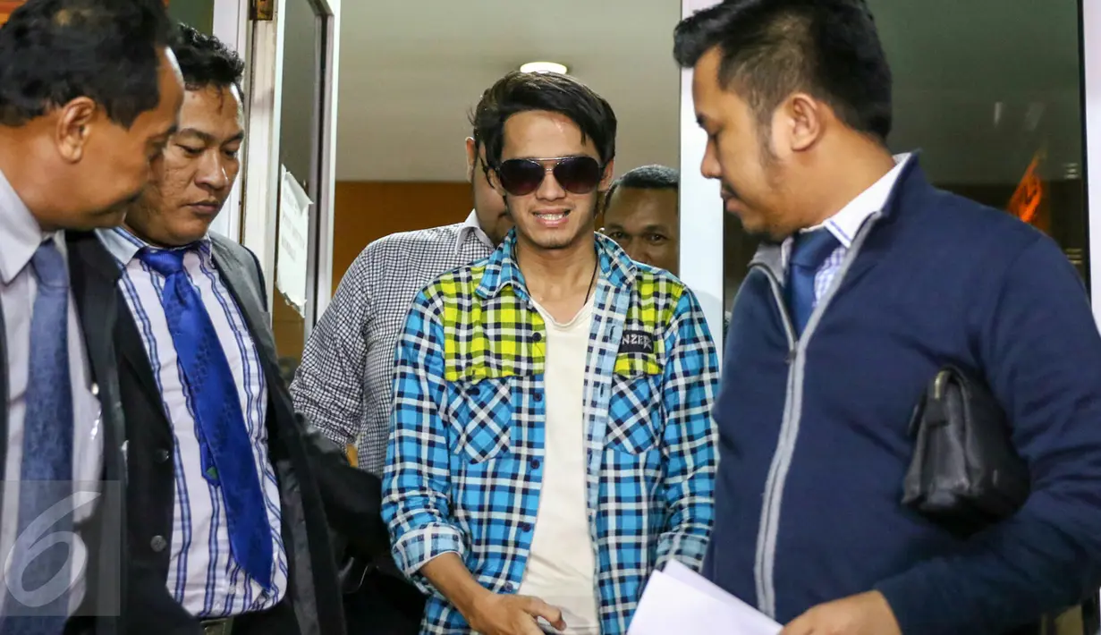 Reza Pahlevi usai melaporkan Indra Bekti ke Polda Metro Jaya, Jakarta, Selasa (2/2). Reza Pahlevi menangis saat memberikan pengakuan jika dirinya menjadi korban pelecehan seksual yang dilakukan Indra Bekti.  (Liputan6.com/Yoppy Renato)