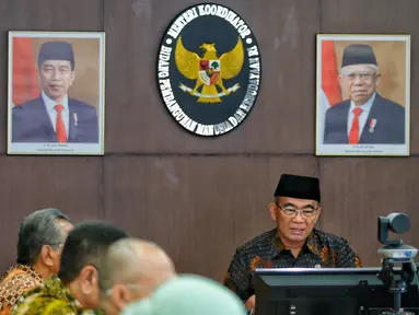 Menko PMK Muhadjir Effendy memimpin jalannya Rapat Tingkat Menteri Evaluasi Pelaksanaan Ibadah Haji 1444 H di Kantor Kemenko PMK, Jakarta, Selasa (6/6/2023). (Liputan6.com/Angga Yuniar)