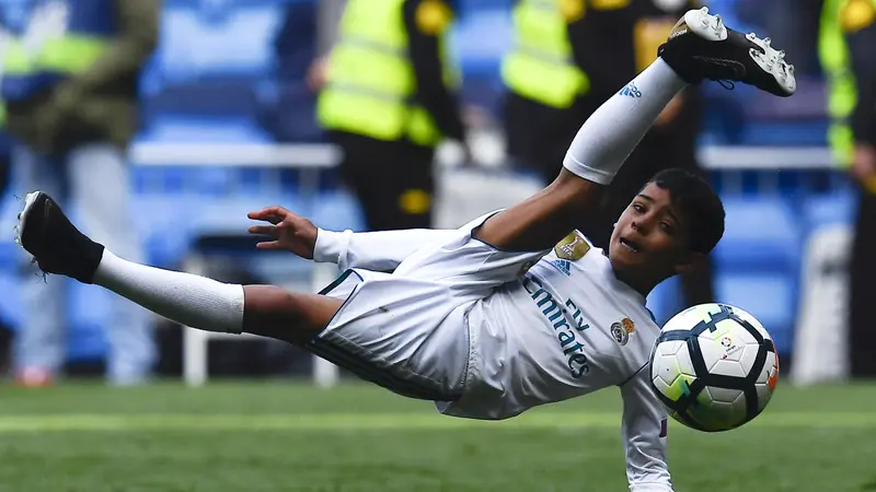 FOTO: Ketika Cristiano Ronaldo Junior Meniru Tendangan Salto Sang Ayah