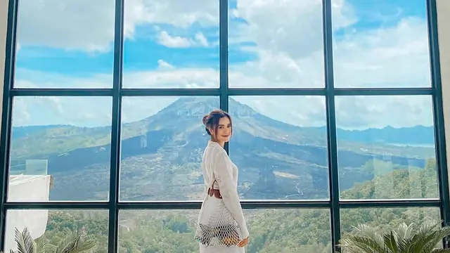 Nikmati Indahnya Gunung Batur, Ini Momen Seru Liburan Andi Annisa di Kintamani