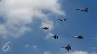 Enam pesawat tempur Sukhoi dan F-16 milik TNI Angkatan Udara memeriahkan Upacara Peringatan HUT RI ke-71 di Jakarta, Rabu (17/8). Mereka membentuk Arrow Head Formation pada ketinggian 800 kaki. (Liputan6.com/Faizal Fanani) 