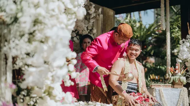 Kaesang Pangarep lakoni siraman jelang nikah (Bridestory/MORDEN)