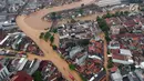 Kondisi Jalan Jatinegara Barat yang tergenang banjir akibat luapan sungai Ciliwung, Jakarta Timur, Selasa (6/2). Genangan tersebut membuat lalu lintas Jalan Jatinegara Barat terputus. (Liputan6.com/Arya Manggala)