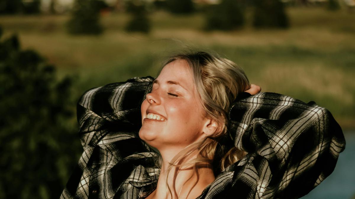 Evolusi Kemeja Flannel, Dari Baju Petani Jadi Andalan Tampilan Bergaya Lintas Generasi