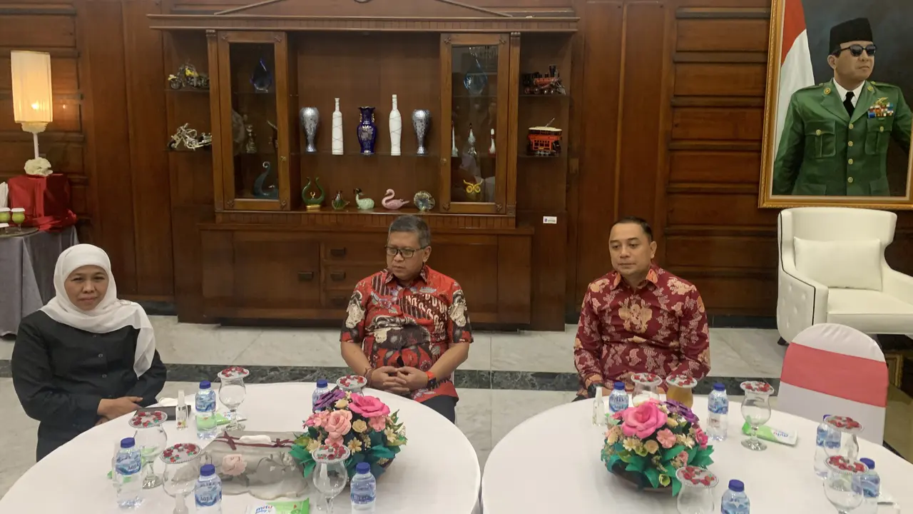 Gubernur Jawa Timur Khofifah Indar Parawangsa menemui Sekjen PDIP Hasto di kediaman rumah dinas Walikota Surabaya Eri Cahyadi, Kamis (10/11/2022) sore (Liputan6.com/Delvira Hutabarat)
