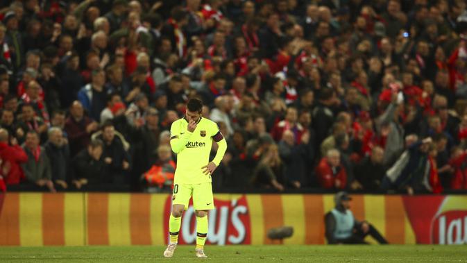 Striker Barcelona, Lionel Messi, tertunduk lesu usai ditaklukkan Liverpool pada laga semifinal Liga Champions 2019 di Stadion Anfield, Selasa (7/5). Liverpool menang 4-0 atas Barcelona. (AP/Dave Thompson)