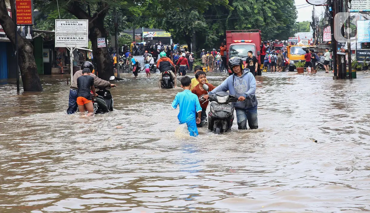 Ketinggian air di kawasan ini mencapai sekitar 50 cm. (Liputan6.com/Angga Yuniar)