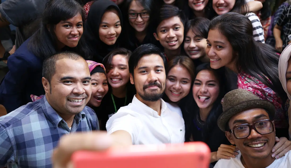 Kisah cinta tukang pos dan Kartini ini akan mulai dirilis diseluruh bioskop tepat di Hari Kartini 21 April mendatang. (Adrian Putra/Bintang.com)