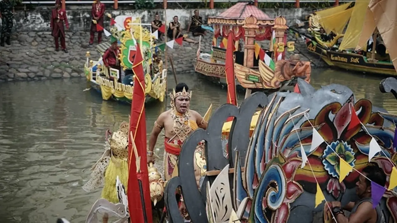6 Potret Kemeriahan Festival Perahu Nusantara dan Parade Sepeda Onthel di Surabaya
