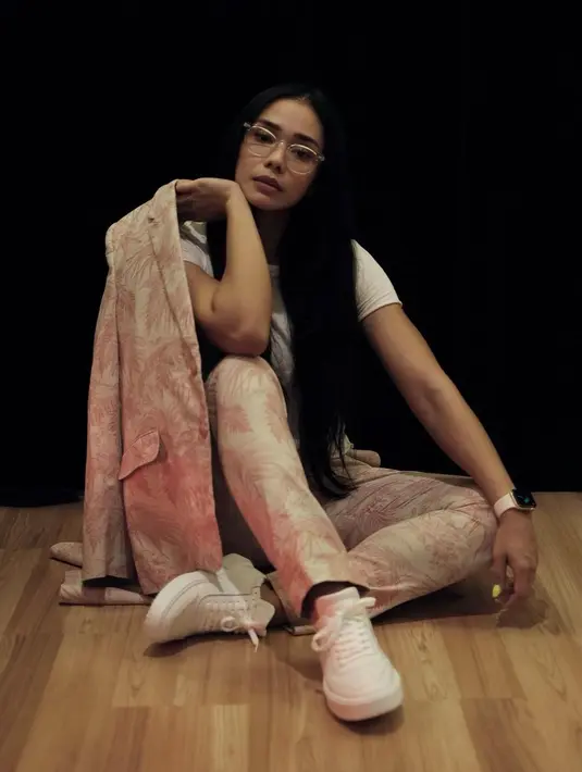 Bahkan ketika harus tampil sedikit formal. blazer dan trouser senada berpadu sneakers, mencerminkan sebuah gaya yang ultra nyaman dan tetap gaya. (Foto: Instagram/ @Adinia Wirasti)