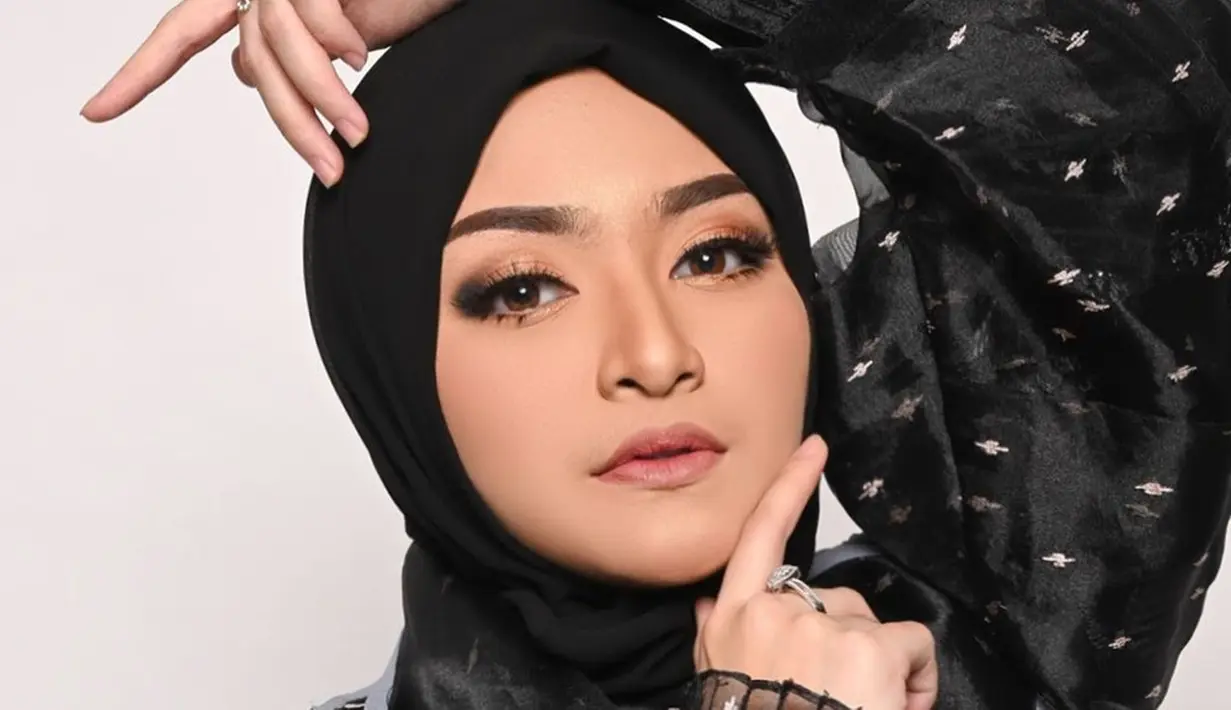 Mantan DJ ini rupanya pandai berpose di depan kamera. Nathalie Holscher pun kerap jadi model di berbagai pemotretan. Parasnya yang ayu, membuat penampilannya terlihat memukau di berbagai pemotretan.(Liputan6.com/IG/@nathalieholscher)