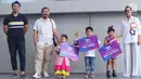 Tiga orang anak didampingi orangtua berpose dengan piala dan piagam usai menjuarai Kids Modeling Competition dalam acara Fimela Fest 2018, Jakarta, Minggu (18/11). (Fimela.com/Nurwahyunan Nur)