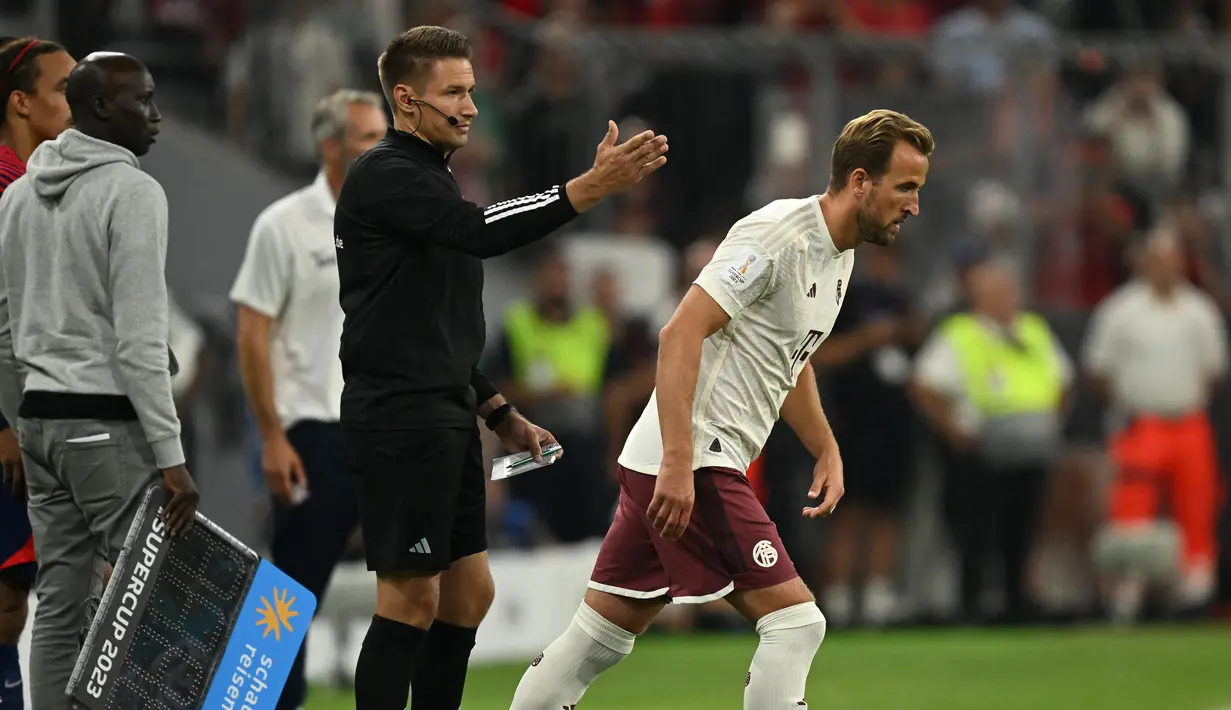 Pemain Bayern Munchen, Harry Kane saat masuk mengganrikan Mathys Tel pada laga Piala Super Jerman 2023 melawan RB Leipzig di Allianz Arena, Munchen, Jerman, Minggu (13/08/2023) dini hari WIB. (AFP/Christof Stache)