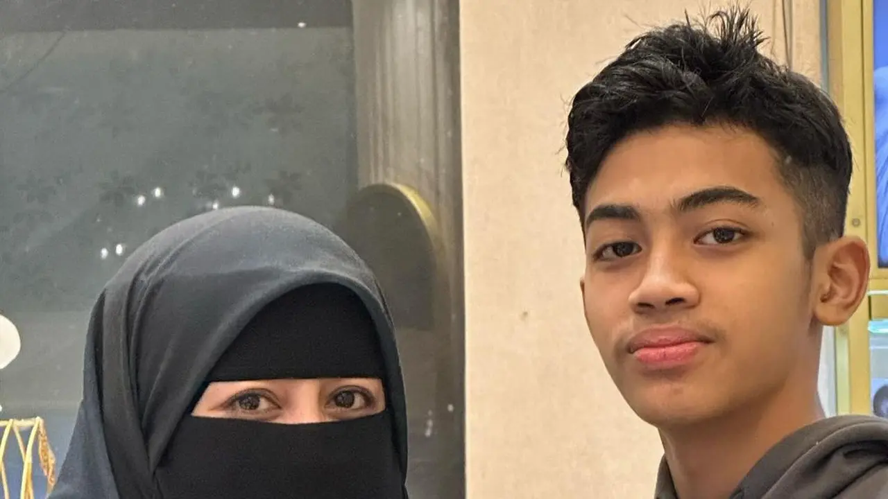 Potret Umi Pipik Temani Putra Bungsu Potong Rambut, Attaya Bilal Jadi Makin Tampan dengan Potongan Undercut