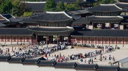 Penduduk Korea Selatan saat ini tengah merayakan Chuseok atau yang disebut-sebut hari Thanksgiving versi Korea. Perayaan ini tepatnya berlangsung pada hari ke-15 bulan kedelapan kalender lunar. (AP Photo/Ahn Young-joon)