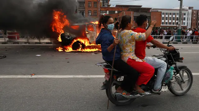 Demo di Nepal Memanas, Gedung Parlemen Dibakar Massa
