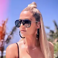 Khloe dengan kacamata hitam dibawah sinar matahari. (dok.Instagram/@khloekardashian/https://www.instagram.com/p/BpckO9JAuol/?taken-by=khloekardashian/Putu Elmira)