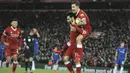 Gelandang Liverpool, Philippe Coutinho, merayakan gol yang dicetak oleh Mohamed Salah ke gawang Chelsea pada laga Premier League di Stadion Anfield, Sabtu(25/11/2017). Kedua tim bermain imbang 1-1. (AP/Rui Vieira)