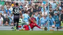 Manchester City baru bisa membuka keunggulan lewat tembakan ke gawang pertamanya. Julian Alvarez yang memecah kebuntuan. Pemain asal Argentina itu dengan baik menyelesaikan umpan dari Erling Haaland. (AP Photo/Dave Thompson)