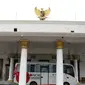 Satu unit mobil PMI keliling tampak siap guna melayani para ASN Pemprov Jatim yang ingin mendonorkan darahnya.