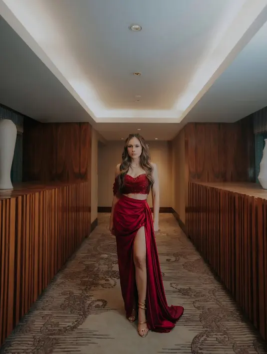 Pesona Wulan Guritno dibalut outfit merah. Memamerkan body goalsnya dengan sempurna, Wulan Guritno memilih cropped top merah dipadu rok satin merah dengan high slit. [Foto: Instagram/wulanguritno]