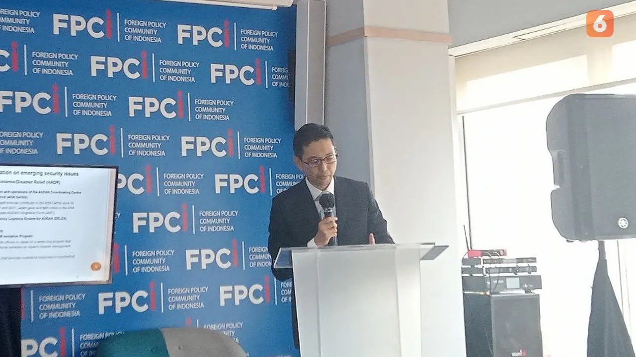 Akademisi Jepang di bidang hubungan internasional, Prof. Takeshi Yuzawa, membawakan sesi pemaparan materi bertajuk "Japan's Security Cooperation with ASEAN" di Gedung FPCI, Jakarta, Rabu (8/10/2025)