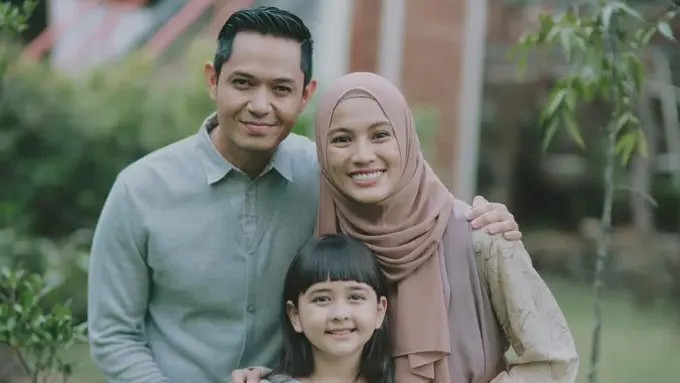 6 Potret Dude Harlino dan Alyssa Bareng Ciara Brosnan, Bak Orang Tua Kandung