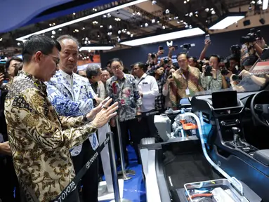 Menteri Perindustrian (Menperin) Agus Gumiwang menyaksikan produk otomotif  saat pembukaan Gaikindo Indonesia International Auto Show (GIIAS) 2026 di Tangerang, Banten, Kamis (30/7/2026). (KLY/Budy Santoso)