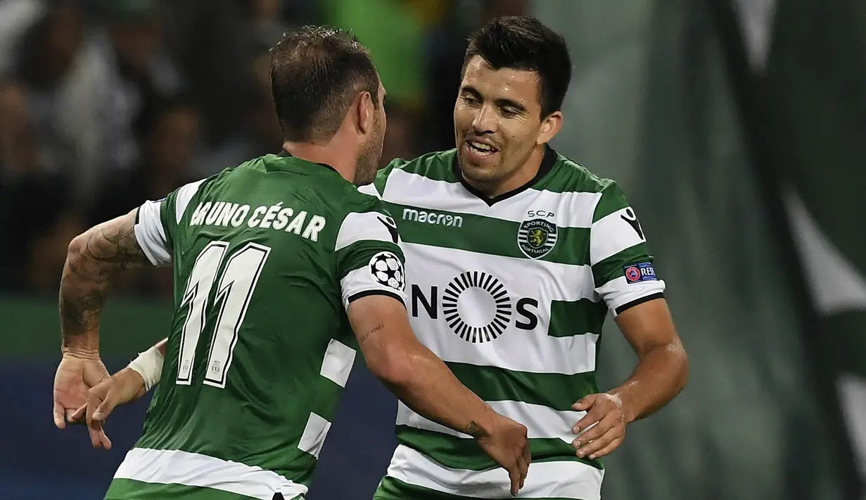 Gelandang Sporting CP, Bruno Cesar, merayakan gol yang dicetaknya ke gawang Juventus pada laga Liga Champions di Stadion Jose Alvalade, Lisbon, Selasa (31/10/2017). Kedua klub bermain imbang 1-1. (AFP/Francisco Leong)