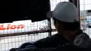 Ratusan calon penumpang Lion Air terlantar di Terminal 1B Bandara Soekarno Hatta . Tampak seorang penumpang saat menunggu keberangkatan pesawat Lion Air di Terminal 1B Soetta, Tangerang, Jumat (20/2/2015). (Liputan6.com/Faisal R Syam)