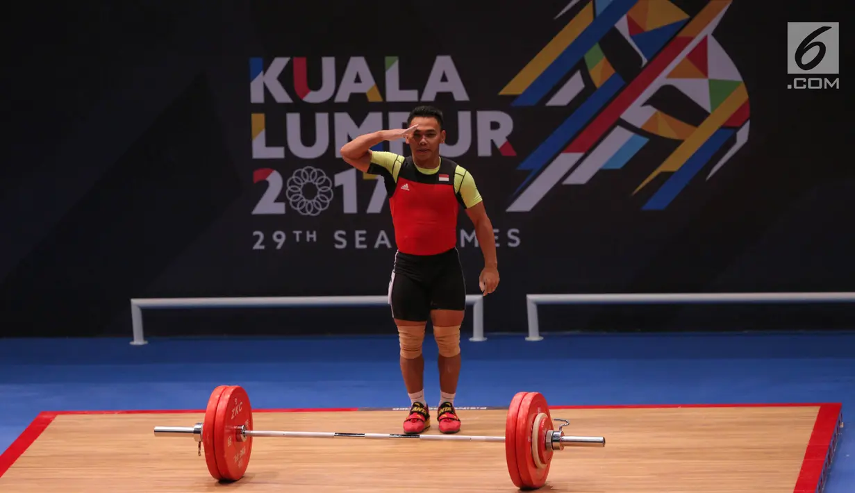 Lifter Indonesia Eko Yuli Irawan memberikan hormat usai berlaga dalam cabang angkat besi putra nomor 62 kg SEA Games 2017 Kuala Lumpur, Malaysia, Senin (28/8). Eko Yuli memperoleh medali perak dengan total angkatan 306 kg. (Liputan6.com/Faizal Fanani)