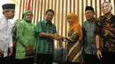 Calon Gubernur Jawa Timur Khofifah Indar Parawansa (tiga kanan) bersalaman dengan Ketum PPP Romahurmuziy (tiga kiri) di Kantor DPP PPP, Jakarta, Senin (9/7). Acara ini dalam rangka silaturahmi. (Merdeka.com/Arie Basuki)