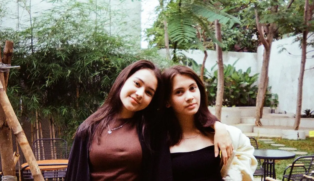 Di usia yang masih 15 tahun, Richelle Skornicki, adik dari aktris Sandrinna Michelle sudah menunjukkan gaya berpakaian yang chic dan stylish. [@chelle.gs].