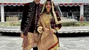 Nirina Zubir dan Ernest kompak mengenakan pakai adat Koto Gadang warna merah maroon keemasan. Baju yang saat keduanya menikah. [Instagram/@nirinazubir_]