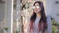 Sambil membawa handbag bertali rantai, rambut Vicky Shu pun nampak menarik perhatian dengan warna ombre pink yang serasi dengan outfitnya. @vickyshu