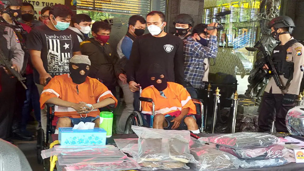 Ayukan Celurit Bersarung ke Polisi, Dua Pelaku Ranmor Di Malang Ditembak