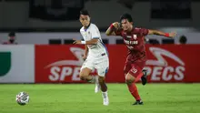 Derby Mataram antara PSIM Yogyakarta dan PSIS Semarang di Liga 2 2021 yang digelar di Stadion Manahan, Solo, Senin (15/11/2021). (Bola.com/Bagaskara Lazuardi)
