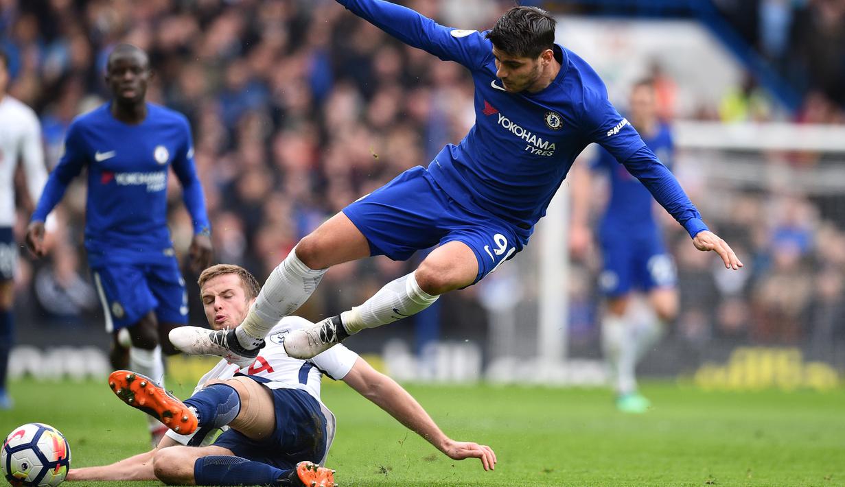 Striker Chelsea, Alvaro Morata, berusaha melewati bek Tottenham, Eric Dier, pada laga Premier League di Stadion Stamford Bridge, London, Minggu (1/4/2018). Chelsea kalah 1-3 dari Tottenham. (AFP/Glyn Kirk)