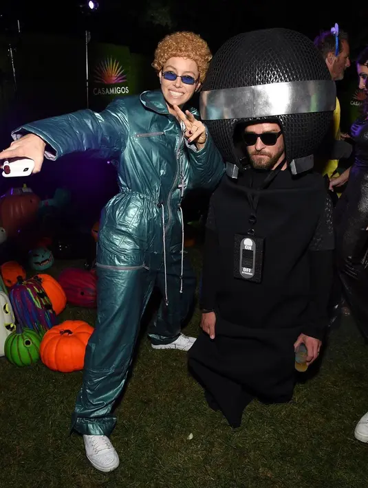 Dari tahun ke tahun pasangan Justin Timberlake dan Jessica Biel memang selalu berpenampilan unik saat Halloween. Tahun ini Justin Timberlake menjadi sebuah microphone dan sang istri berbusana sebagai Justin Timberlake. (Instagram/justintimberlake)