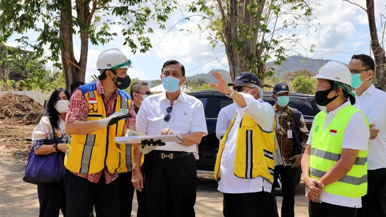 Menteri Koordinator Bidang Kemaritiman dan Investasi  Luhut Binsar Pandjaitan saat berkunjung ke Kawasan Puncak Waringin di Labuan Bajo, Jumat (11/9/2020).