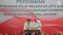Menkeu Sri Mulyani (kiri) bersama Ketua Otoritas Jasa Keuangan (OJK) Wimboh Santoso menandatangani dokumen saat seremonial pembangunan Kantor Pusat OJK di Jakarta, Selasa (2/4). Gedung Indonesia Financial Center akan memiliki dua tower. (Liputan6.com/Angga Yuniar)