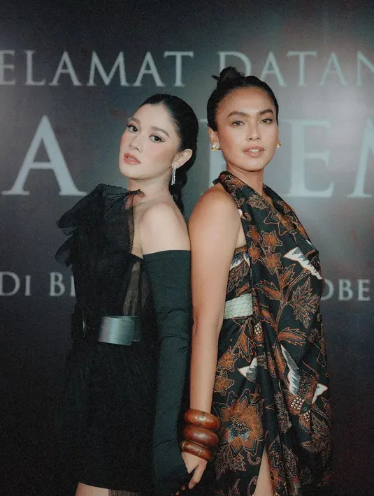 Pose lain menampilkan Naysilla Mirdad dengan salah satu lawan main di film Inang, Rania Putrisari. “Wulan dan Nita,” cuitnya bersama foto ini di akun Instagram terverifikasi, Jumat (7/10/2022). Wulan dan Nita merujuk pada karakter yang diperankan Naysilla Mirdad serta Rania Putrisari. Pose keduanya di sesi karpet merah panen pujian dari warganet. (Foto: Dok. Instagram @naymirdad)