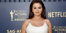 Setibanya di red carpet Auditorium Kuil Los Angeles, pada Sabtu (24/2/25), Selena Gomez menarik perhatian dengan gaun putih berkilau yang mungkin menjadi dambaan setiap pengantin. [@makeupbymelissam]