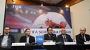 Wakil Ketua Umum PSSI, Joko Driyono (tengah) menyampaikan hasil pertemuan dengan perwakilan FIFA di Jakarta, Jumat (10/2). Pertemuan membahas National Dispute Resolution Chamber atau penyelesaian sengketa pemain. (Liputan6.com/Helmi Fithriansyah) 
