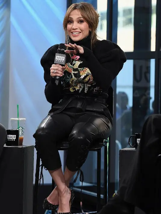 Di sebuah acara reality show ‘The Daily Show’, akhirnya JLo mengutarakan status hubungan yang tengah dijalinnya bersama Drake. Ia memberikan pernyataan bahwa saat ini mereka belum berpacaran. (AFP/Bintang.com)