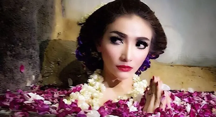 Roro Fitria mengunggah foto tengah melakukan ritual mandi kembang di Instagram.