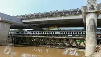 Pemprov DKI Jakarta mulai membongkar Jembatan Rawajati, Kalibata, Jakarta, Minggu (6/3/2016). Pasalnya, keberadaan jembatan tersebut menyebabkan pemukiman warga di sekitar Kali Ciliwung sering terendam banjir. (Liputan6.com/Yoppy Renato)