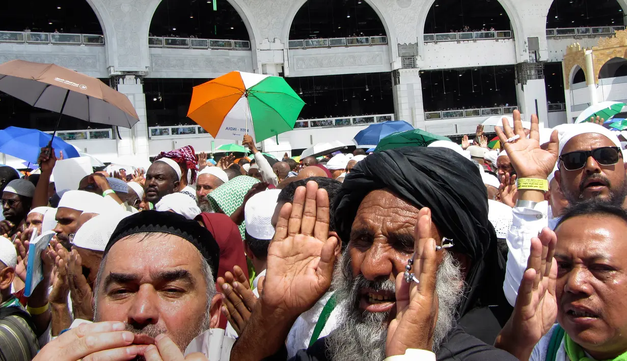 Umat muslim berdoa ketika mereka mengelilingi Kakbah di Masjid al-Haram menjelang puncak pelaksanaan ibadah haji di kota suci Makkah, Arab Saudi pada Senin (5/8/2019). Ibadah haji menjadi pertemuan tahunan umat manusia terbesar di dunia.  (AP Photo/Amr Nabil)