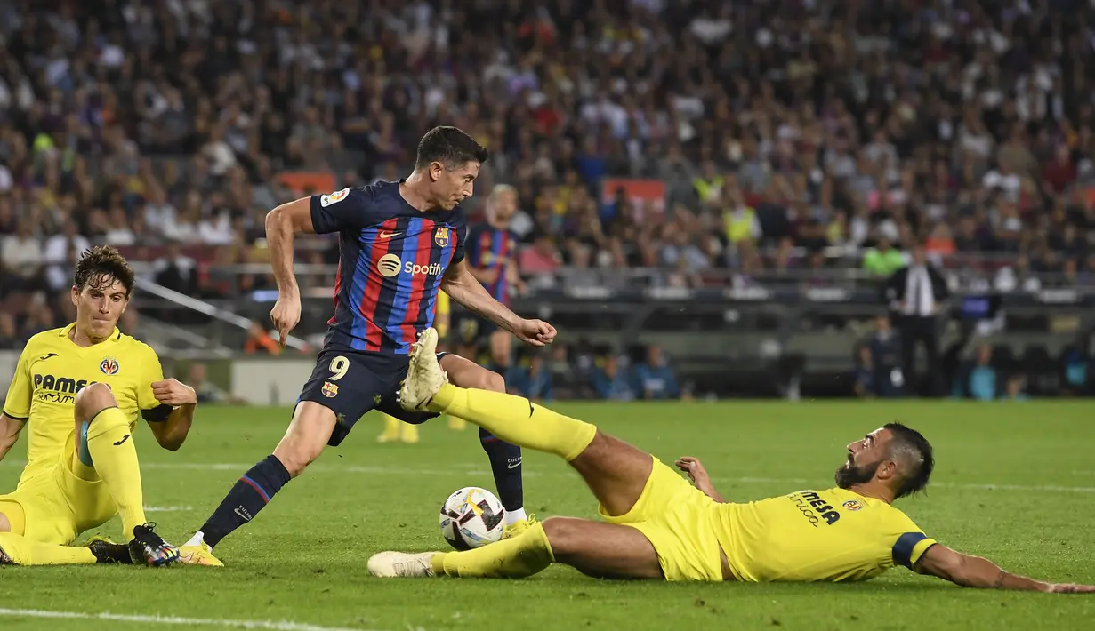 Gocekan maut Robert Lewandowski pada proses gol pertama usai menerima umpan dari Jordi Alba. Lewy berhasil mengelabui dua lawan dengan telak sebelum melepas tembakan yang tak bisa diantisipasi Geronimo Rulli. (AFP/Josep Lago)