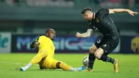 Pemain Timnas Indonesia, Marc Klok (kanan) berebut bola dengan kiper Burundi, Rukundo Onosime pada laga kedua persahabatan FIFA Matchday di Stadion Patriot Candrabhaga, Bekasi, Selasa (28/3/2023) malam WIB. (Bola.com/M Iqbal Ichsan)
